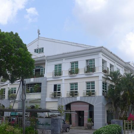 Wesberly Apartments Kuching Exterior photo
